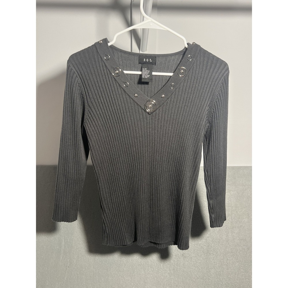 RQT Women's Gray Ribbed Knit Top Size‎ M V-Neck 3/4 Sleeve Silver Tone Accents